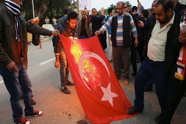 پرچم ترکیه به آتش کشیده شد +تصاویر