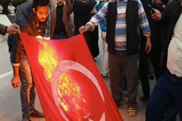 پرچم ترکیه به آتش کشیده شد +تصاویر