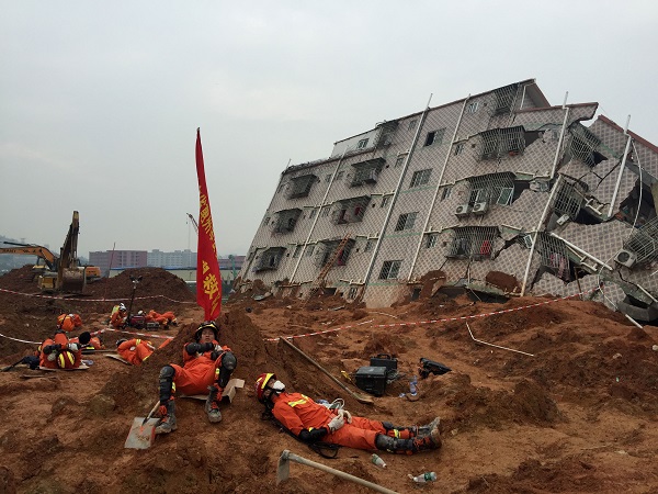 جستجو برای یافتن اجساد گم شدگان در چین ادامه دارد + عکس