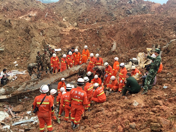 جستجو برای یافتن اجساد گم شدگان در چین ادامه دارد + عکس