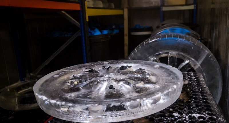 خودرو لوکس تویوتا با چرخ‌های یخی +تصاویر
