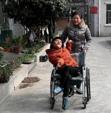 دختر معلولی که با یک پا رمان می نویسد +عکس