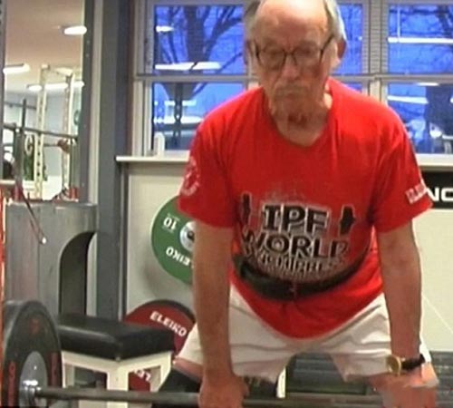 قدرت عجیب پیرمرد 95 ساله در وزنه برداری +عکس