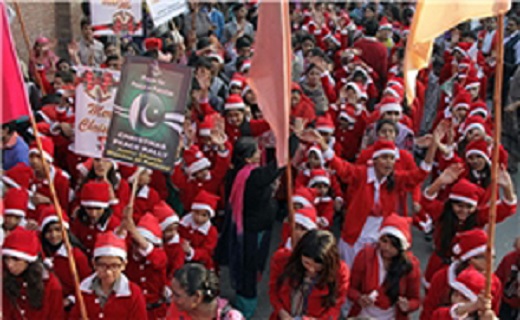 کریسمس در پاکستان؛ از دعا برای صلح تا رژه بابانوئل‌ها + عکس