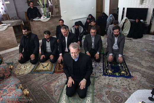 نماز لاریجانی در منزل شهید مدافع حرم + عکس