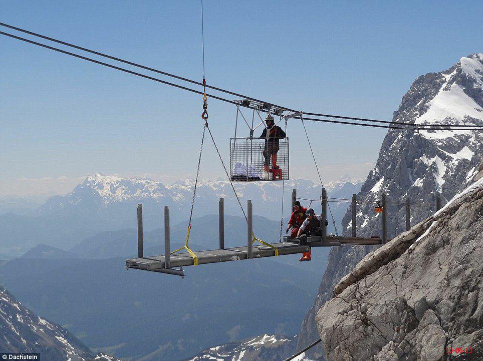 کارگران در حال ساخت یک پل ترسناک بر فراز کوه های آلپ در اتریش +عکس