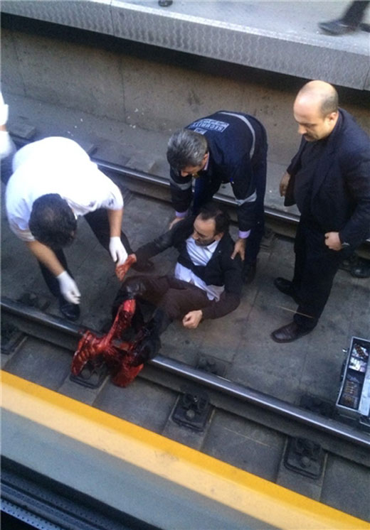 خودکشی نافرجام مرد 50 ساله در متروی صادقیه + عکس (16+)