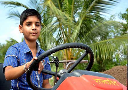 پسر 10 ساله ای که با تراکتور تک چرخ می زند +عکس