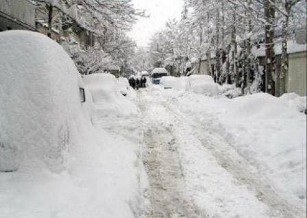 بارش برف ارتباط 112 روستای مهاباد را با مرکز شهر قطع کرد