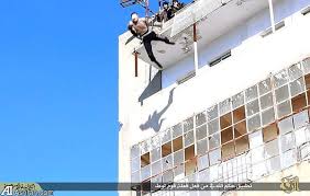 داعش یک نوجوان را از پشت بام به پایین پرتاب کرد