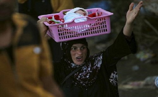 حس و حال زن آواره عراقی که نوزادش را در سبد حمل می کند + عکس