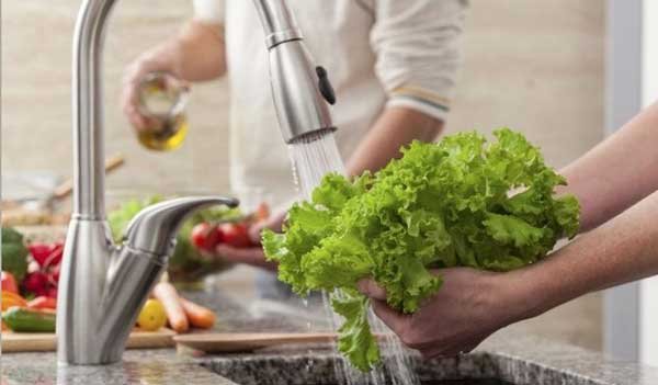 شست و شوی سبزیجات با نمک و یا مایع ظرفشویی ممنوع