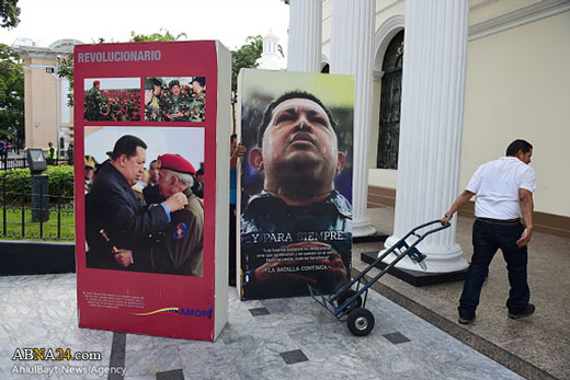 انتقال تصاویر چاوز به خارج از پارلمان + تصاویر