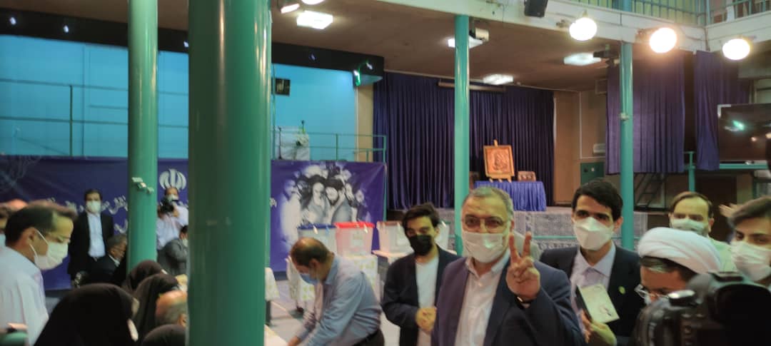 آغاز انتخابات چهارگانه ۱۴۰۰/ رهبر انقلاب رأی خود را به صندق انداختند/ صف‌های طولانی در دقایق ابتدایی رأی‌گیری + تصاویر، فیلم و حاشیه‌ها