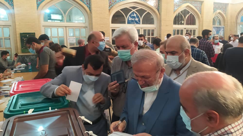 حضور غیرقابل پیش‌بینی مردم در انتخابات/ رهبر انقلاب دقایق اولیه رأی خود را به صندوق انداختند/ صف‌های طولانی در نقاط مختلف ایران اسلامی + تصاویر، فیلم و حاشیه‌ها