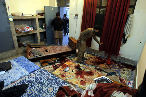 از تصاویر حمله تروریستی به دانشگاه باچا خان تا مسابقه سواری گرفتن از گاوهای وحشی