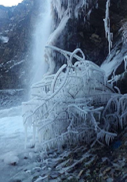 یخ بستن آبشار رزگه سردشت + تصاویر