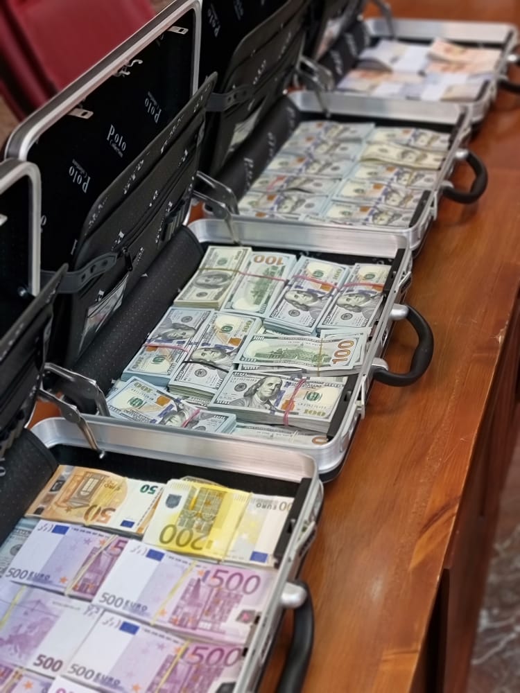 رونمایی از کیف‌های لبریز از رشوه دلار و یورویی در دادگاه شهرداری لواسان