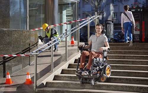 ویلچری که مشکل رفت و آمد معلولان از پله‌ها را حل می‌کند/پایان محدودیت در ساختمان‌ها