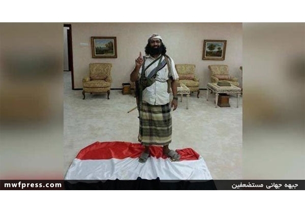 توهین مزدوران سعودی به پرچم یمن +تصاویر