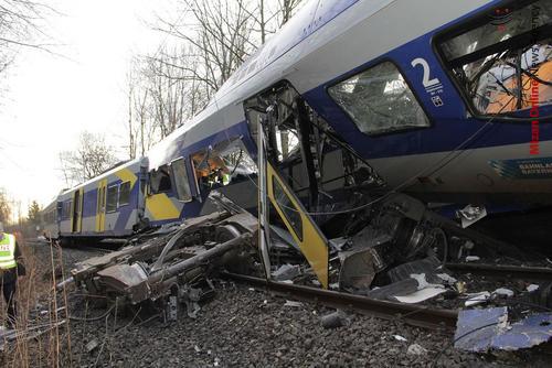 از تصاویر سانحه تصادف قطار در باواریا آلمان تا پرش ماجرا جوی روسی از ارتفاع چهل متری