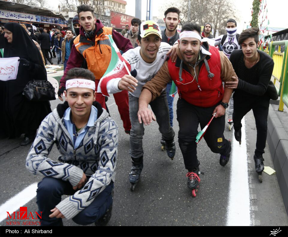 مانور جوانان اسکیت سوار در راهپیمایی 22 بهمن + عکس