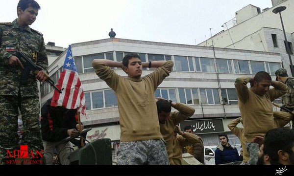 کنایه تهرانی ها به نظامیان آمریکایی در راهپیمایی 22 بهمن + عکس