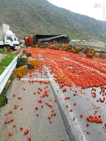 واژگونی کامیون‌ حمل گوجه در کازرون + عکس
