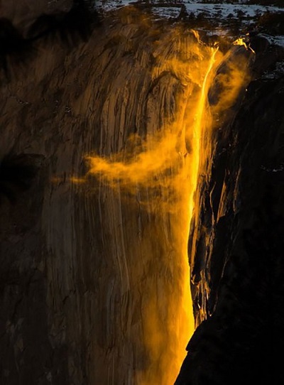 آب این آبشار آتشین می‌شود + عکس