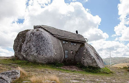 خانه ای در میان سنگ های غول پیکر +عکس