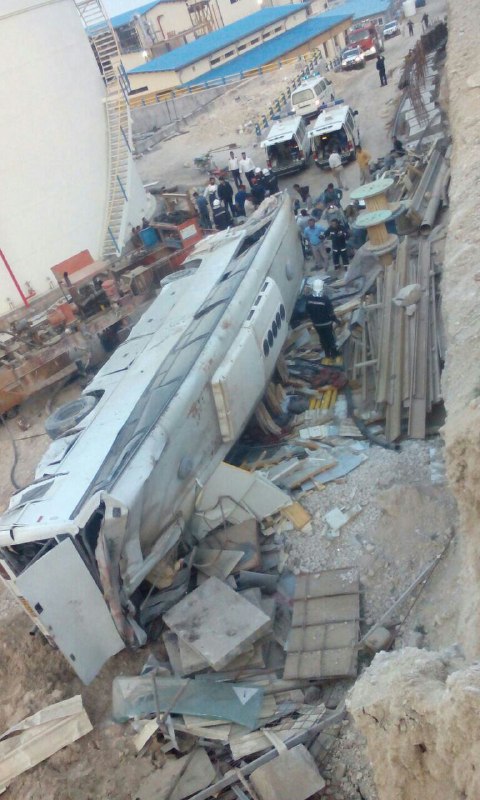 سقوط اتوبوس کارگران پتروشیمی در عسلویه + عکس