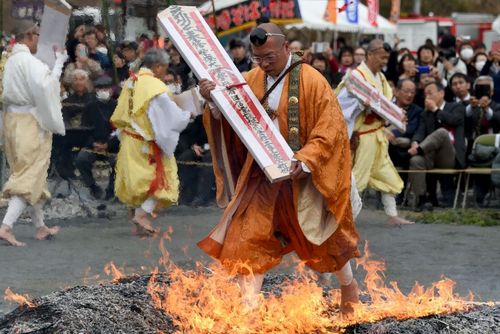 از عبور یک راهب بودایی از روی زغال تا بار زدن محموله موز با موتور +تصاویر