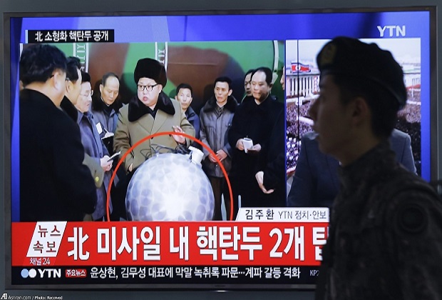 رهبر کره شمالی در کنار بمب هسته ای +عکس