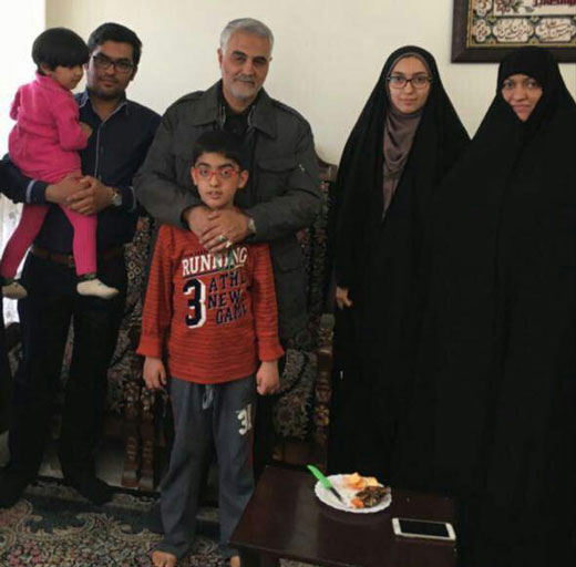 حضور سردار سلیمانی در منزل شهید مدافع حرم + عکس