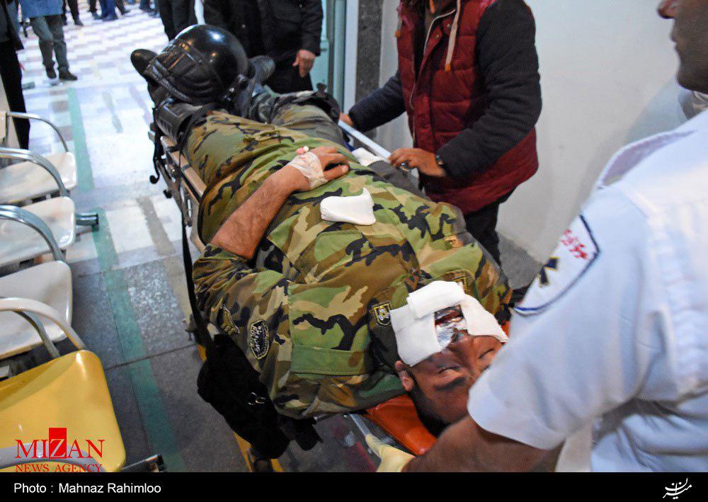 مجروحیت مامور نیروی انتظامی در چهارشنبه سوری +عکس