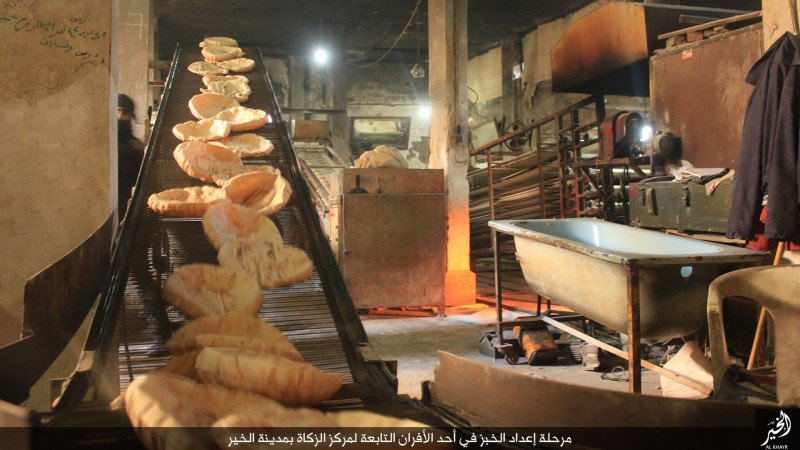 داعش مشغول توزیع مواد غذایی بین محرومان +تصاویر
