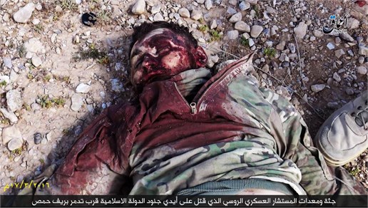 داعش تصاویری از جسد یک کماندوی روس منتشر کرد (تصاویر 16+)
