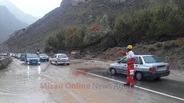 وقوع سیلاب در جاده هراز+عکس