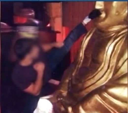 اهانت به مجسمه بودا کار دست کشتی‌گیر روس داد + عکس