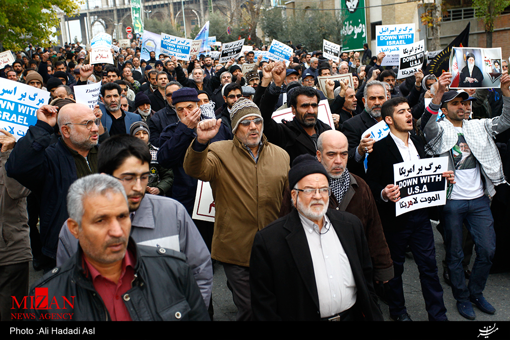 راهپیمایی نمازگزاران تهرانی همزمان با روز ملی فناوری هسته ای