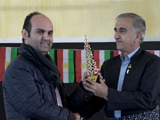 کارگردان مستند «زمناکو» تندیس جایزه «شهید آوینی» را به موزه حلبچه کردستان عراق اهدا کرد