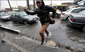 آبگرفتگی برخی معابر تهران در پی باران ساعتی قبل/ باران شیخ فضل الله را قفل کرد