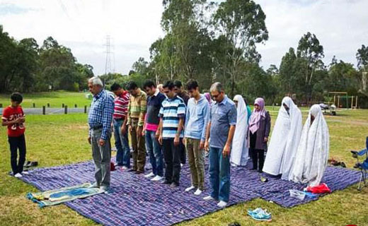 نماز خواندن خانواده ایرانی در 13 بدر ایرانیان ملبورن +عکس