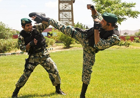 اجرای تمرین رزم زمینی و عملیات رهایی گروگان توسط کلاه‌سبزهای ارتش