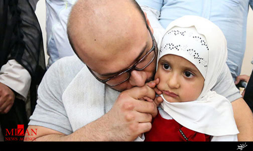 بوسه یک ورزشکار بر دست فرزند شهید +عکس