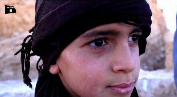 شهادت افسر ارتش سوریه توسط جلاد نوجوان داعش +تصاویر (۱۸+)