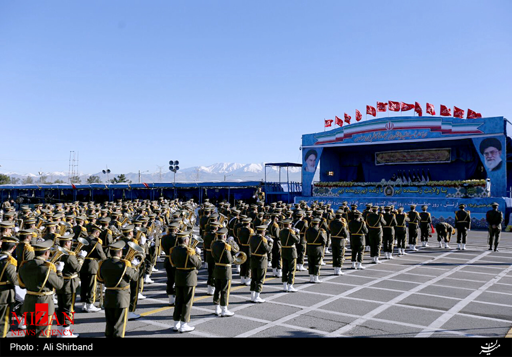 رزمایش اقتدار ارتشیان ایرانی+تصاویر/ رئیس جمهور: آنکه می گوید ما قدرت سخت نیاز نداریم ساده‌لوح است
