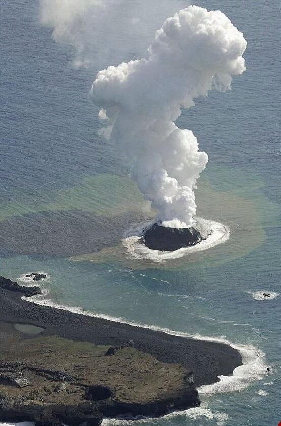 جزیره ای در ژاپن بعد از فوران آتشفشان +عکس