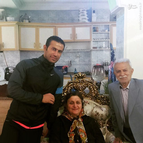 مرحوم مهرداد اولادی در کنار پدر و مادرش +عکس