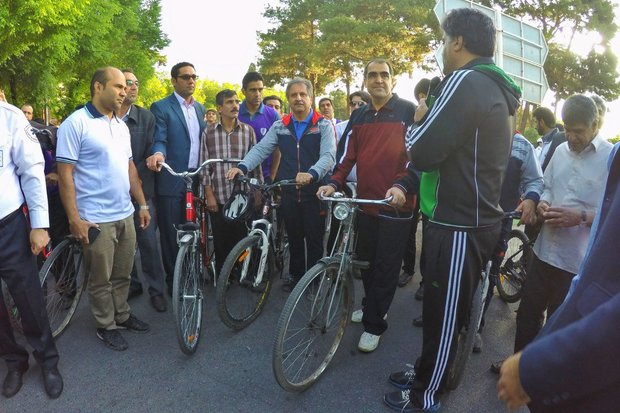 وزیر بهداشت با دوچرخه‌ در خیابان‌های یزد +عکس